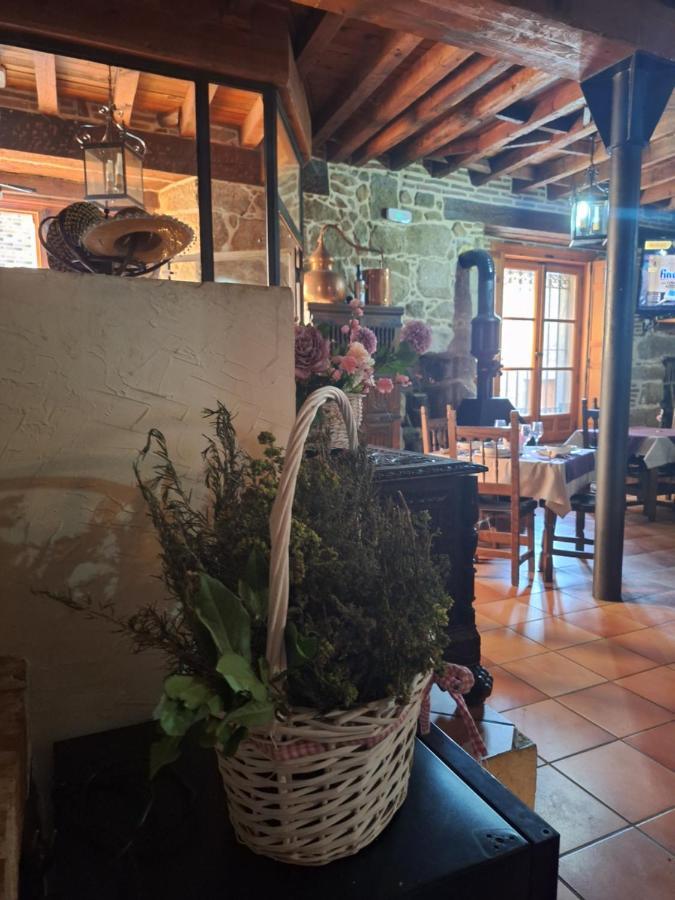 Hostal El Patio Restaurante San Bartolomé de Pinares Kültér fotó