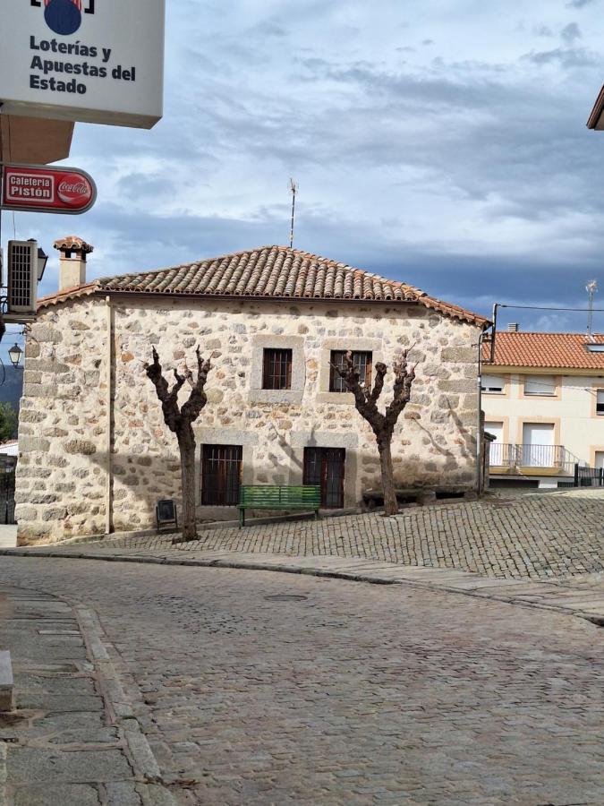 Hostal El Patio Restaurante San Bartolomé de Pinares Kültér fotó